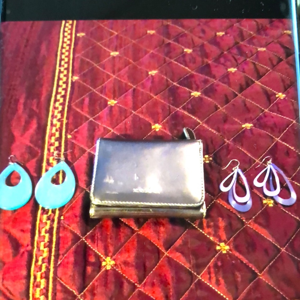 MOVING SALE NO HAGGLING NINE & CO GREY SILVER SNAP WALLET W/(2) EARRING BUNDLE